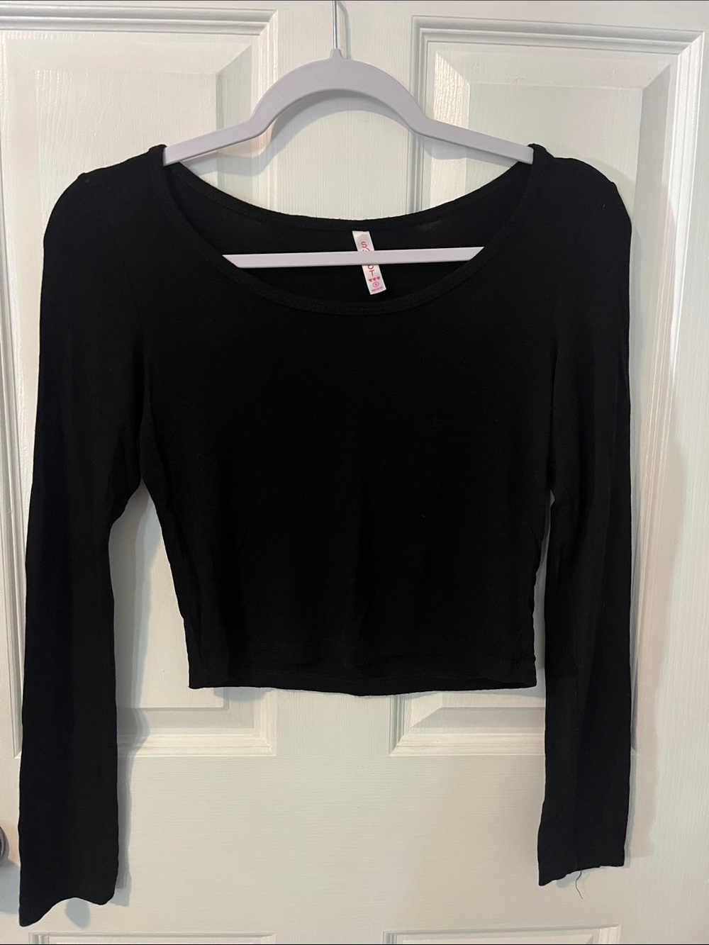 Women's Black Long-Sleeve Cropped Scoop Neck Top